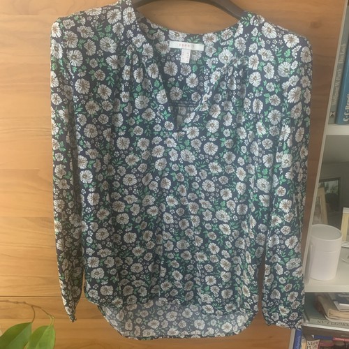 Blaue bluse mit - blaue, blumenmuster
